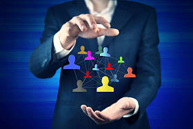 具有社交网络接口的商人的手图片