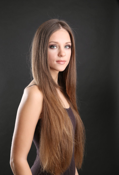 黑色背景上的長(zhǎng)頭發(fā)的漂亮女人肖像