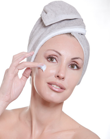 美麗的年輕女子在毛巾圖片