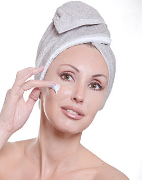 美丽的年轻女子在毛巾图片