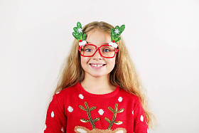 兴奋的圣诞女孩在庆祝, 孤立的提尔