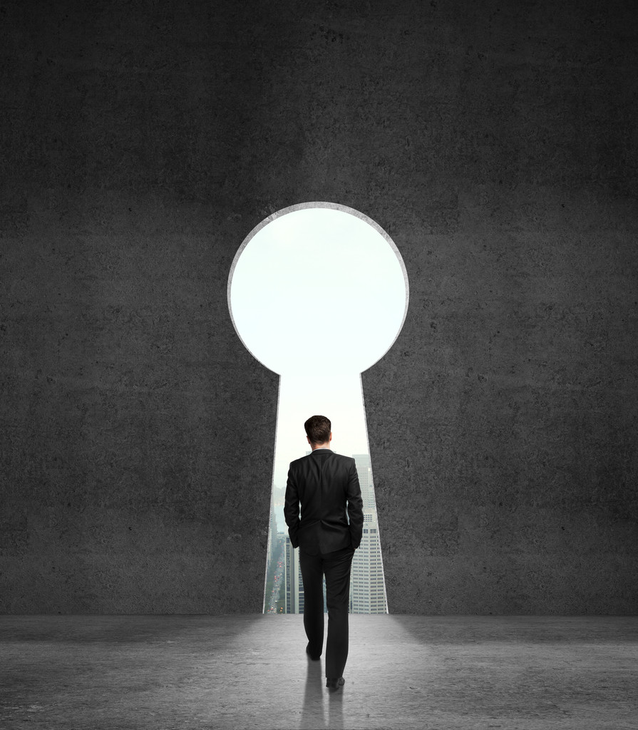 男子走到打开墙照片