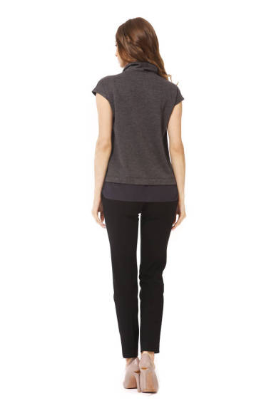 年轻的高加索女商人在夏天的休闲印花上衣和牛仔裤高跟鞋高跟鞋全长隔离在白色背部的看法