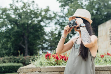 美麗的女人，用老式的相機
