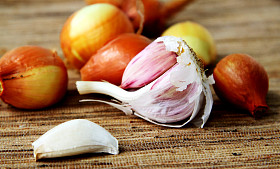 片大蒜和洋葱照片