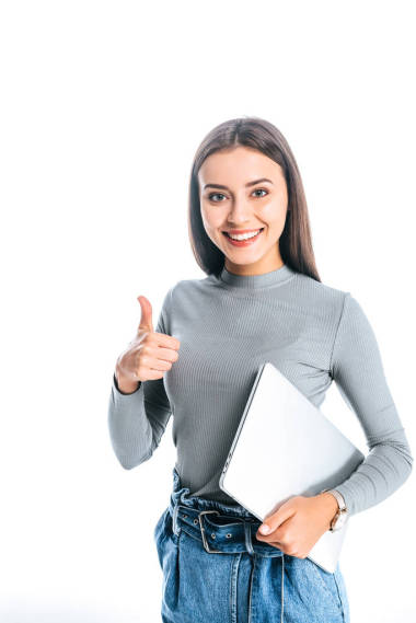 微笑的婦女的肖像與筆記本電腦顯示拇指孤立的白色