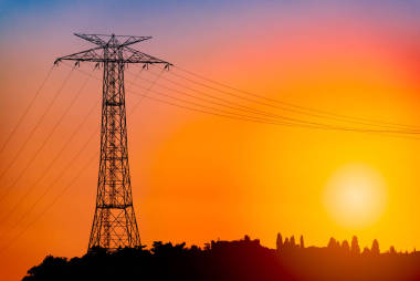 土耳其伊斯坦布爾橙色日落天空的電網(wǎng)塔