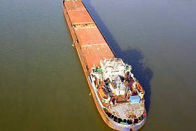 一艘货船在河边漂浮。货船图片