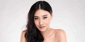 年轻美丽的亚洲女人,有着干净新鲜的皮肤.美女脸蛋的护理。面部治疗。化妆品、美容美发和温泉