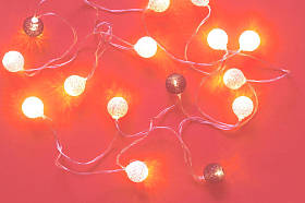 在活珊瑚的背景上发光的花环2019年度色彩概念节日和庆祝概念