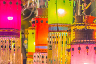 五顏六色的圖案在天花板燈籠與面料在泰國(guó)東北部風(fēng)