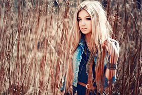 年轻性感的金发美女的肖像