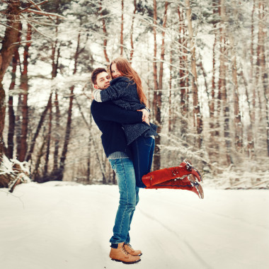 年轻夫妇在冬天室外很开心