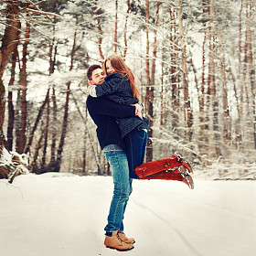 年轻夫妇在冬天室外很开心