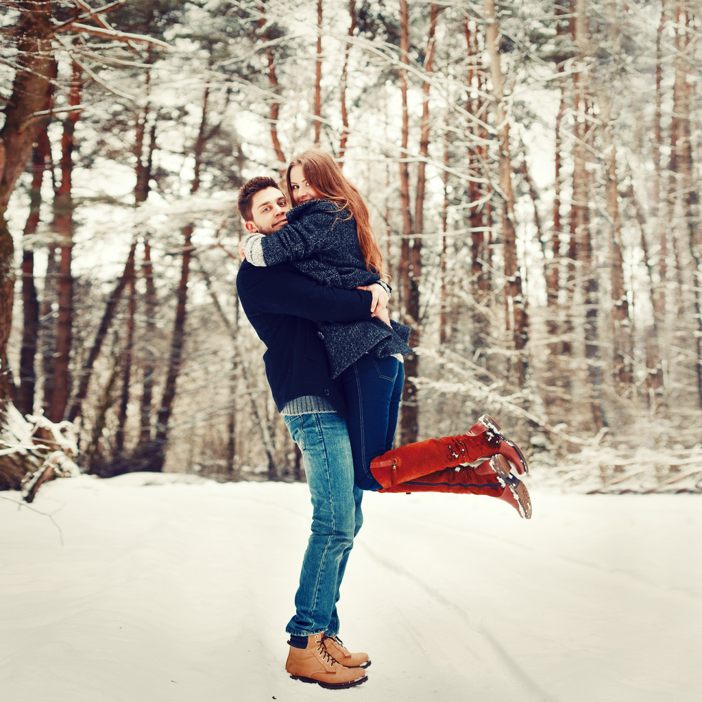 年轻夫妇在冬天室外很开心 年轻夫妇在冬天室外很开心