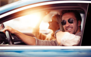 我們完美的周末度假。一對夫婦在車?yán)锫?>
                    </a>
                    <div   id=