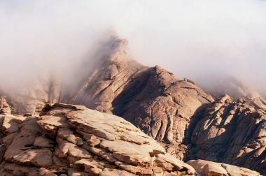 在沙漠山云圖片