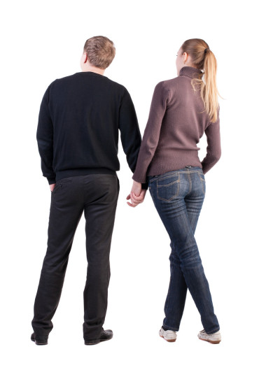 后视图的年轻夫妇图片