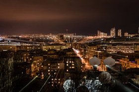 夜间城市景观与设计明亮的照明