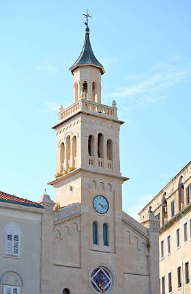 克罗地亚斯普利特的圣弗兰教堂和修道院。斯普利特市中心的大理石古建筑