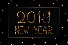 接近2019年新的一年轻标志在黑色背景