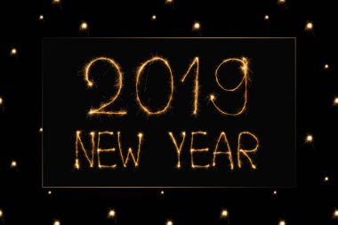 接近2019年新的一年轻标志在黑色背景