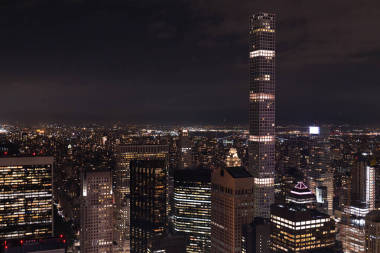 鸟图的建筑物和夜间城市灯在纽约, 美国