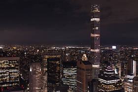 鸟图的建筑物和夜间城市灯在纽约, 美国