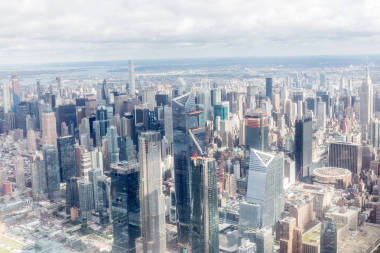 鳥地看到紐約市摩天大樓和多云的天空, 美國