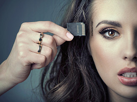 将卡插入到她的头的性感女人图片