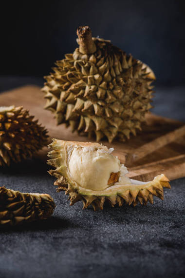 來(lái)自亞洲的榴蓮異國(guó)情調(diào)的水果在混凝土桌子上