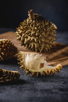 来自亚洲的榴莲异国情调的水果在混凝土桌子上
