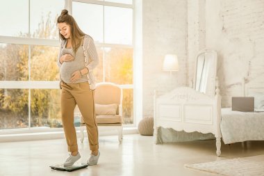 年輕婦女在懷孕期間跟蹤體重圖片