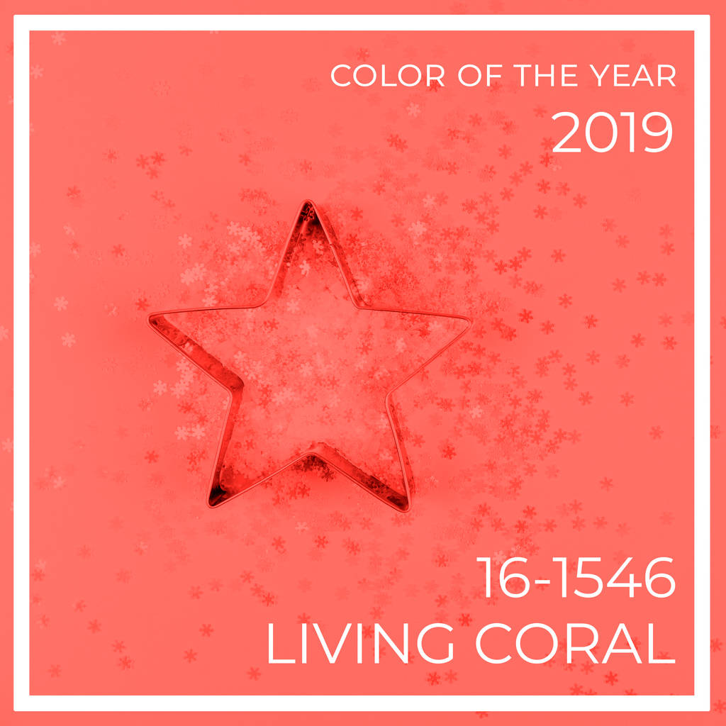 平躺与明星饼干切割机和雪花洒在蓝色的背景。节日、圣诞节和新年的概念。舒适的家庭细节。广场。活珊瑚主题----2019年的颜色 平躺与明星饼干切割机和雪花洒在蓝色的背景。节日、圣诞节和新年的概念。舒适的家庭细节。广场。活珊瑚主题----2019年的颜色