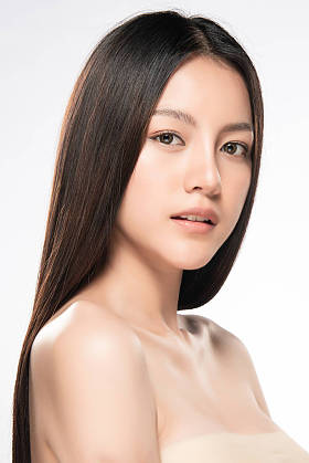 年轻美丽的亚洲女人,有着干净新鲜的皮肤.美女脸蛋的护理。面部治疗。化妆品、美容美发和温泉