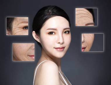 美麗的婦女與她的舊臉照片 