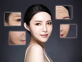 美丽的妇女与她的旧脸照片 