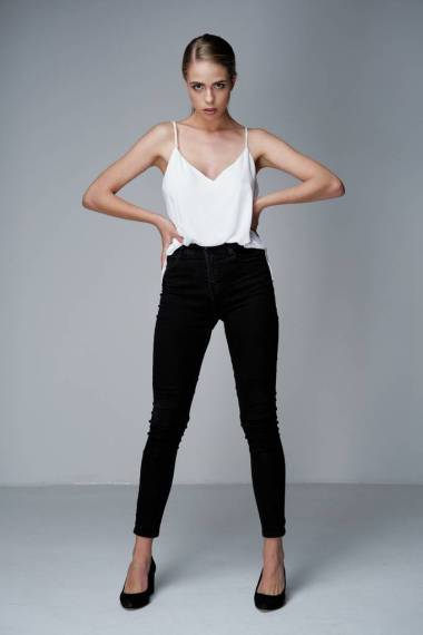 華麗的婦女的美麗鏡頭對工作室背景 