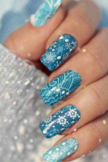 用指甲貼紙?jiān)谂允稚献鎏貙戠R頭的冬季修指甲。指甲藝術(shù)?；?塊