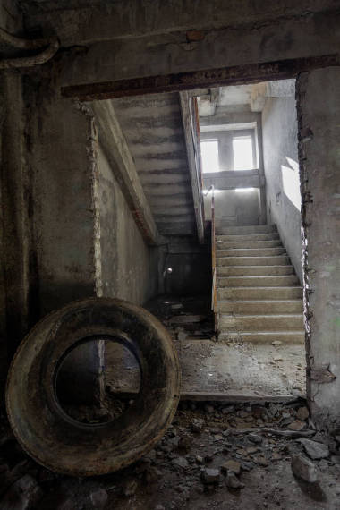 舊的被毀的混凝土, 石頭樓梯在未完工的行政大樓的廢墟內(nèi)部的商務(wù)中心。廢棄廠房內(nèi)部的舊樓梯