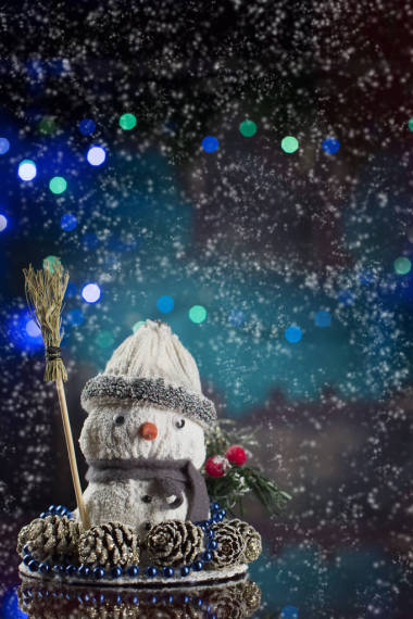 垂直圣誕卡。新年背景與雪人博克和花環(huán)。賀卡。玩具雪人