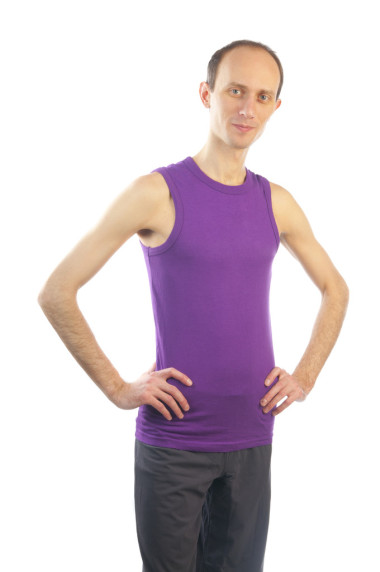 瘦高個子的紫色 t 恤圖片