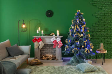 美麗的冷杉樹在房間的內(nèi)部