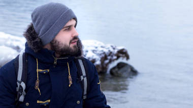 冬季, 男性旅行者在山湖