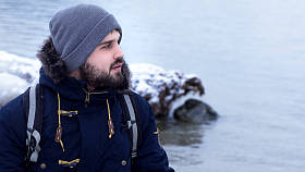 冬季, 男性旅行者在山湖