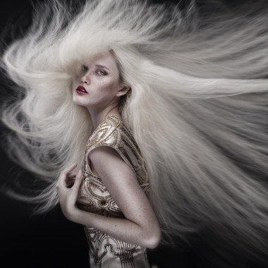 飛行的頭發(fā)的女孩的肖像圖片