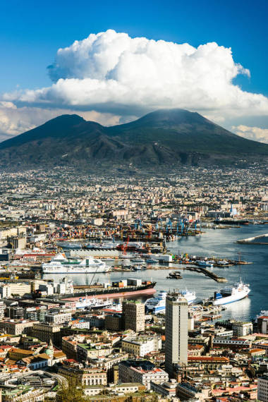 從意大利坎帕尼亞的圣埃爾莫城堡, 以維蘇威火山為背景的那不勒斯城市和港口的景色。垂直拍攝