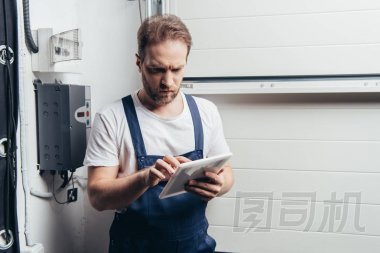 嚴(yán)重的成人電工使用數(shù)字平板電腦附近的電氣盒
