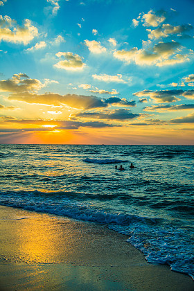 迪拜海和海滩，在海滩上美丽的夕阳