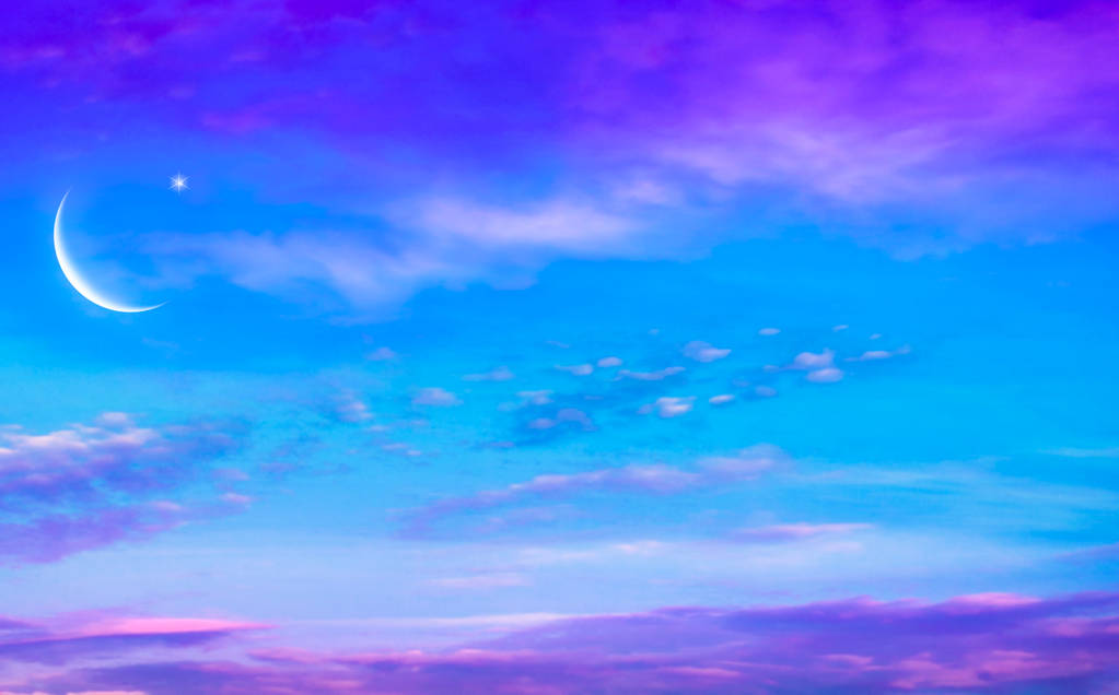 新月与美丽的日落背景。慷慨的斋月。黑暗的天空中的光。宗教背景。美丽的天空。祷告时间 